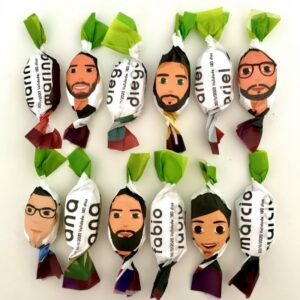 Balas personalizadas com caricaturas de colaboradores para brindes corporativos.