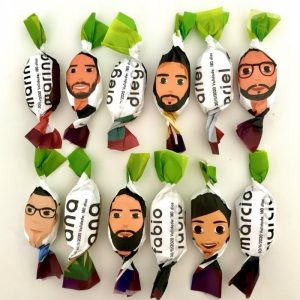 Balas personalizadas com caricaturas de colaboradores para brindes corporativos.