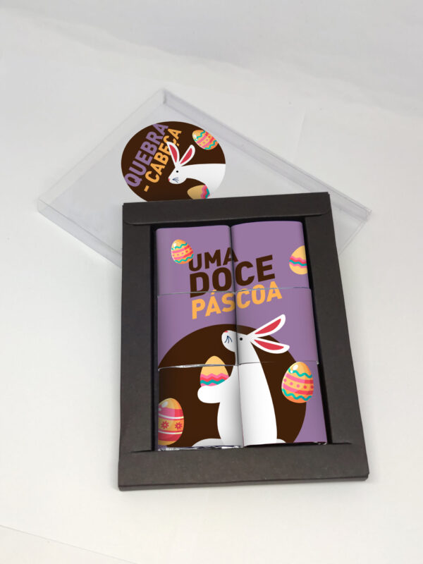 Brinde quebra-cabeça de chocolates da Doce Dose. São 6 tabletes de chocolate organizados em forma de retângulo com ilustrações e elementos gráficos temáticos da Páscoa.